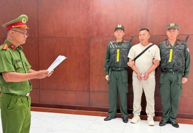 Bắt tạm giam Tôn Bằng - chồng cũ Hằng Du Mục vì liên quan nhãn hiệu táo đỏ