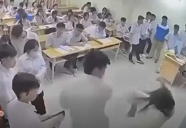 Khởi tố nam sinh lớp 12 đánh cô giáo ngay trên bục giảng tại Hà Nội