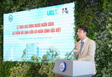 Luật sư Hòa tham dự chương trình “Chia sẻ là hạnh phúc” trao học bổng cho sinh viên UEL trước Tết Nguyên Đán