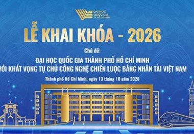 Luật sư Lê Nguyên Hòa đại diện cựu người học UEL tham dự Lễ Khai khóa ĐHQG-HCM 2026