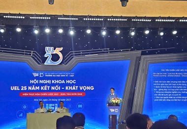 Luật sư Lê Nguyên Hòa - Phó Chủ tịch Ban Điều hành lâm thời UEL Alumni phát biểu tại Hội nghị Khoa học “UEL 25 năm Kết nối - Khát vọng”