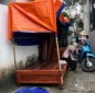 Kê giường, chuồng chó chặn lối đi chung, người phụ nữ bị khởi tố vì ngăn hàng xóm xây nhà