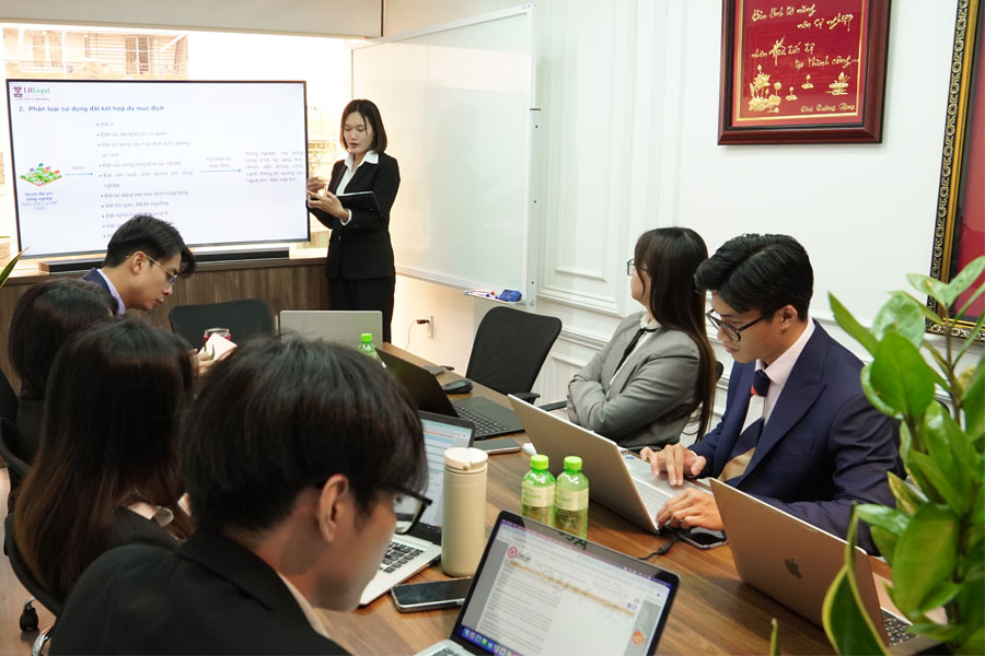 Ngày 4/10/2024 LHLegal tổ chức buổi training nội bộ với sự trình bày của Cộng sự Luật sư Trần Thị Trung Hậu