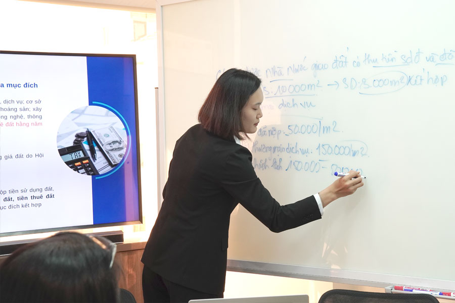 Ngày 4/10/2024 LHLegal tổ chức buổi training nội bộ với sự trình bày của Cộng sự Luật sư Trần Thị Trung Hậu