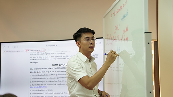 Ngày 13/12 Luật sư Lê Nguyên Hoà tổ chức buổi training nội bộ với chủ đề hướng dẫn về quy trình nghiên cứu hồ sơ một vụ án