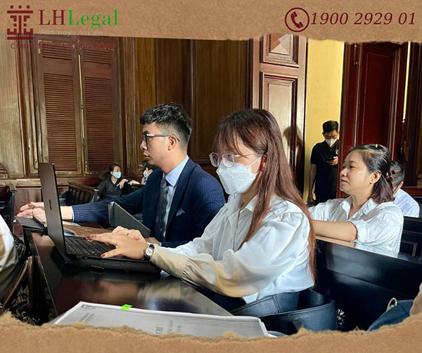 Luật sư Lê Nguyên Hòa; Luật sư Trần Thị Thanh Tuyền và Luật sư Nguyễn Thị Trúc có mặt tại phiên toà hình sự