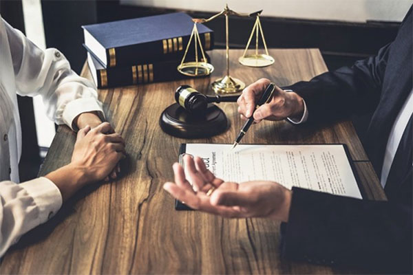 Luật sư sẽ giúp bạn đánh giá mức độ vi phạm và ảnh hưởng đến danh tiếng, thương hiệu cá nhân
