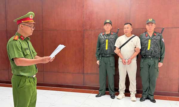 Bắt tạm giam Tôn Bằng - chồng cũ Hằng Du Mục vì liên quan nhãn hiệu táo đỏ