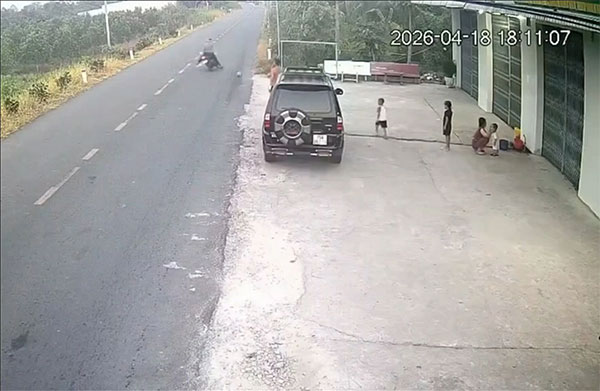 Bé trai đá bóng ra đường khiến người đi xe máy tử vong: Tai nạn hay trách nhiệm pháp lý?