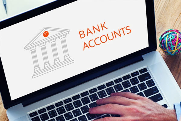 Bị cấp trên ép chuyển tiền công ty vào tài khoản cá nhân, người lao động nên làm gì?