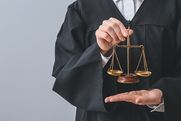 Thẩm phán có quyền yêu cầu cá nhân/tổ chức có liên quan tham gia phiên họp