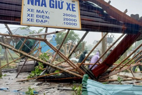 Giông lốc gió giật mạnh  khiến nhiều ngôi nhà đổ sập hoàn toàn