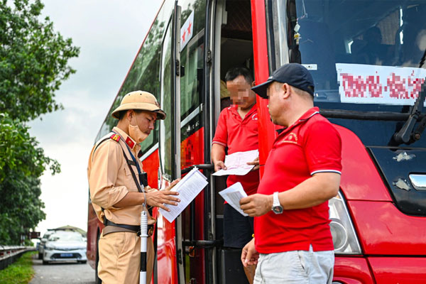 Bộ Công an đề xuất bỏ giới hạn 48 giờ lái xe mỗi tuần, bổ sung trường hợp bị thu hồi bằng lái