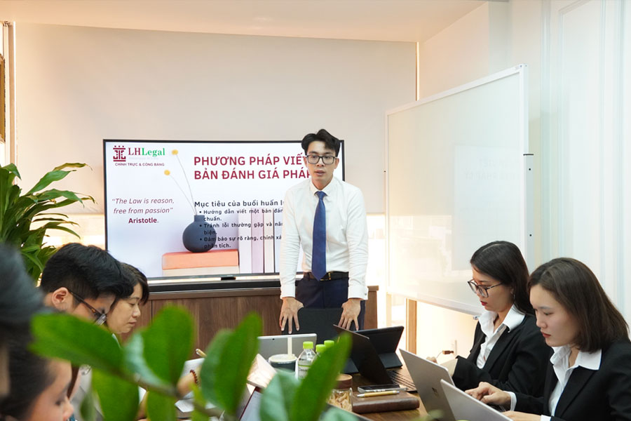 Buổi training nội bộ LHLegal: Phương pháp viết bản đánh giá pháp lý