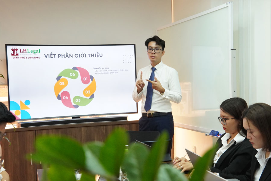 Buổi training nội bộ LHLegal: Phương pháp viết bản đánh giá pháp lý