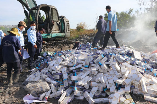 Cơ quan chức năng đang tiến hành tiêu hủy thuốc lá ngoại nhập lậu