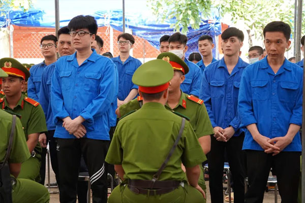 2 bị cáo cầm đầu là Trần Văn Châu và Hồ Quốc Hùng tại phiên tòa xét xử Phúc thẩm