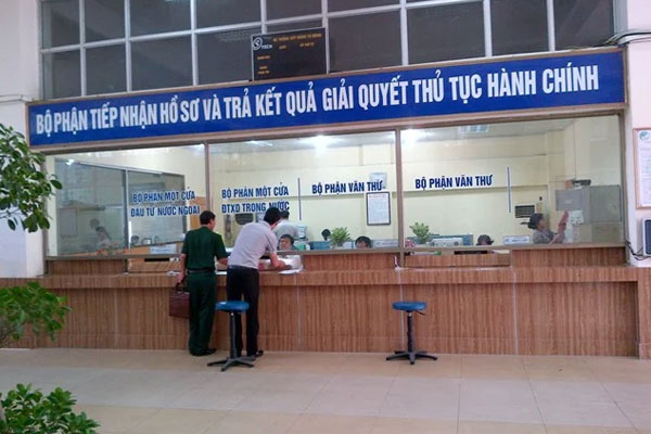 Khi đã chuẩn bị đủ hồ sơ, người sử dụng đất nộp tại bộ phận một cửa hoặc Văn phòng đăng ký đất đai