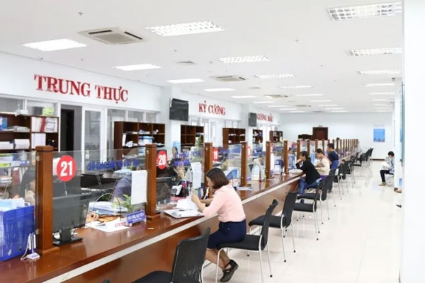 Nộp hồ sơ tại văn phòng đăng ký đất đai hoặc UBND cấp huyện nơi có đất để làm thủ tục sang tên phần đất được tặng cho