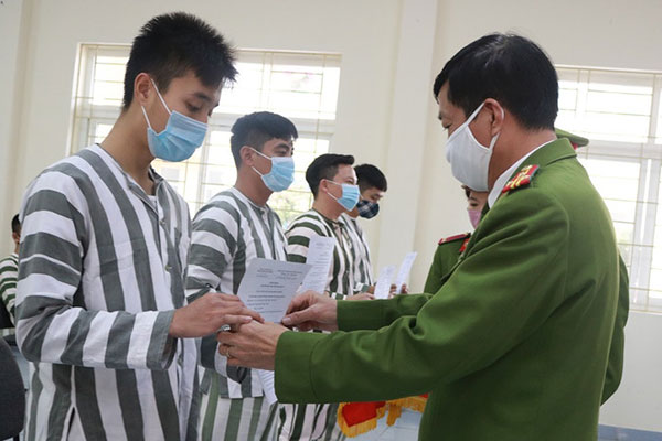 Chuyển giao người đang chấp hành án phạt tù là gì? Hồ sơ từ nước ngoài về Việt Nam gồm những gì?