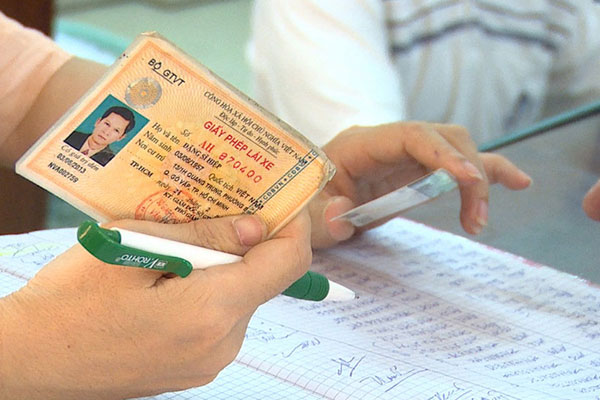 Không nhường đường cho xe ưu tiên có thể bị xử phạt tiền và bị trừ điểm giấy phép lái xe