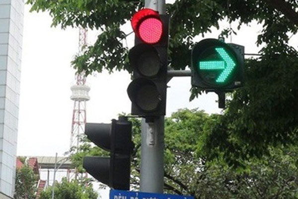 Được phép rẽ phải khi đèn đỏ trong trường hợp có đèn tín hiệu cho phép tiếp tục di chuyển