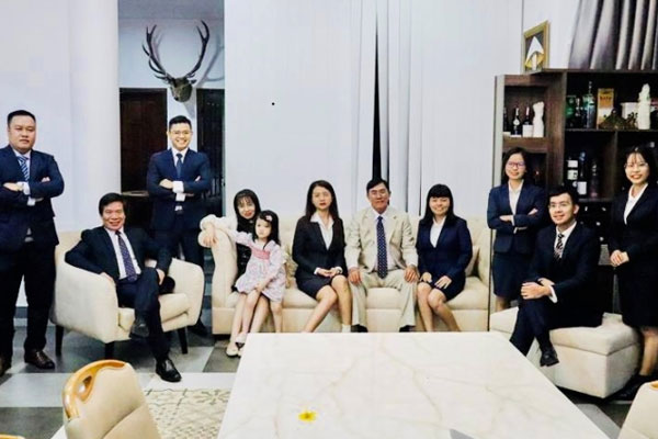 Luật sư Lê Nguyên Hòa (nam, đeo kính ngồi ngoài cùng bên phải) cùng các cộng sự.