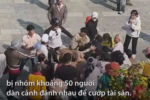Ảnh cắt từ clip: Hình ảnh nhóm các đối tượng nghi dàn cảnh để cướp tài sản