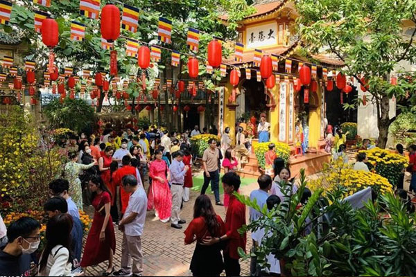 Miếu, chùa là nơi đông người, nhất là vào dịp lễ, Tết, có thể xảy ra tình trạng cướp giật