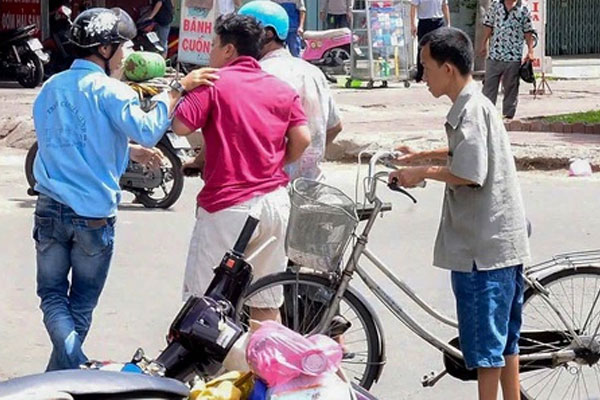 Hành vi đánh người sau va chạm giao thông có thể bị xử lý về hành vi gây thương tích, gây mất trật tự công cộng,...