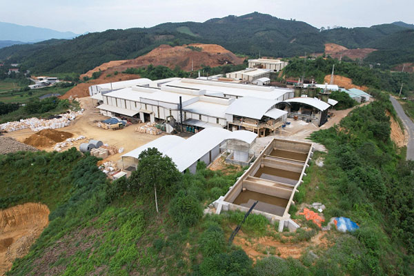 Mỏ đất hiếm của Công ty Cổ phần Tập đoàn Thái Dương nằm cách TP Yên Bái khoảng 60km, có diện tích 6,24ha với trữ lượng khai thác ước tính gần 1,9 triệu tấn quặng