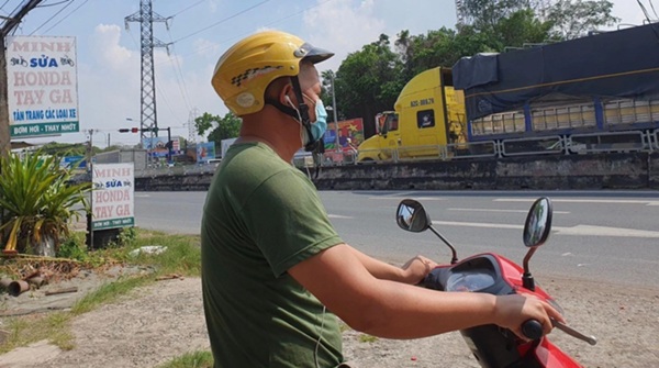 Đeo tai nghe khi đi xe máy bị phạt đến 1 triệu đồng: Bộ Công an nói gì?