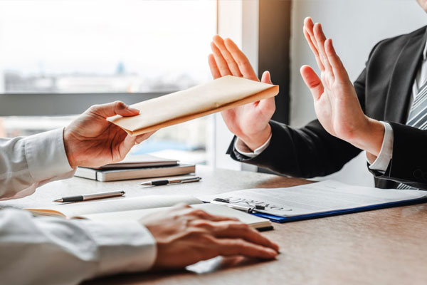 Nếu có dấu hiệu lừa dối, đe dọa thì công chứng viên sẽ đề nghị người lập di chúc làm rõ và có thể từ chối công chứng di chúc