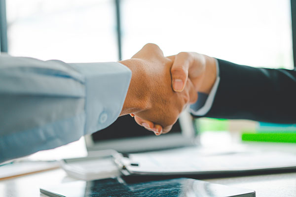 Nếu thay đổi phúc lợi đối với cá nhân, doanh nghiệp phải có sự thỏa thuận trực tiếp với người đó