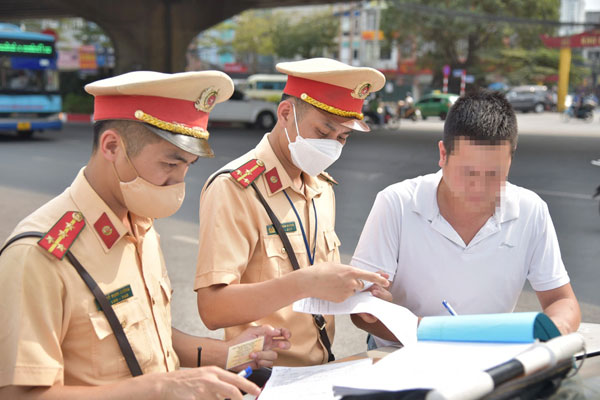 Đeo tai nghe khi tham gia giao thông không chỉ bị phạt tiền mà còn gây nguy hiểm cho bản thân và người khác
