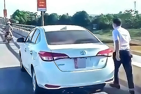 Dừng xe trên cầu ném đồ xuống sông, bị phạt 13,5 triệu đồng