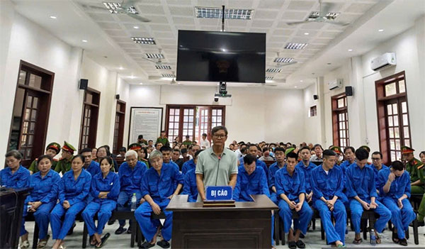 Các bị cáo tại phiên tòa ngày 8/9