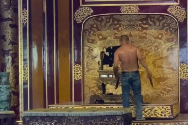 Người đàn ông bẻ gãy phần tay của ngai vàng triều Nguyễn