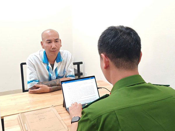 Công an lấy lời khai Lê Văn Phú