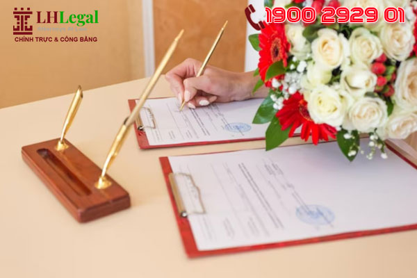 Để thực đăng ký kết hôn, bạn nộp hồ sơ tại UBND cấp xã nơi cư trú của vợ/chồng