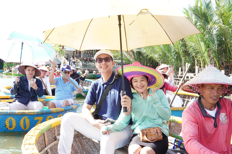 LHLegal khám phá “Miền tây thu nhỏ” trong lòng Hội An với tour rừng dừa bảy mẫu