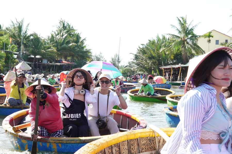 LHLegal khám phá “Miền tây thu nhỏ” trong lòng Hội An với tour rừng dừa bảy mẫu