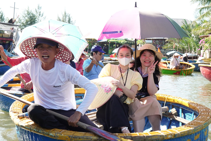LHLegal khám phá “Miền tây thu nhỏ” trong lòng Hội An với tour rừng dừa bảy mẫu