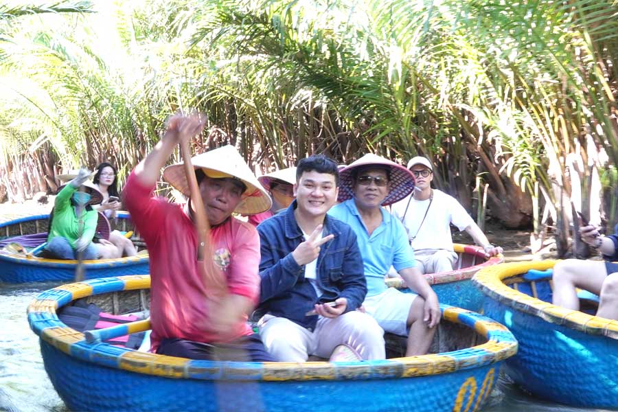 LHLegal khám phá “Miền tây thu nhỏ” trong lòng Hội An với tour rừng dừa bảy mẫu