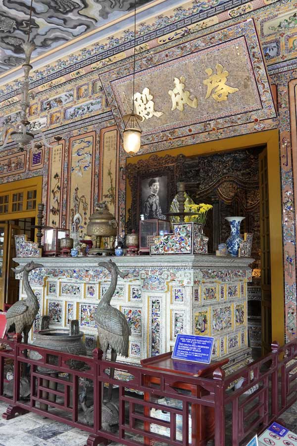 LHLegal khám phá lăng Khải Định