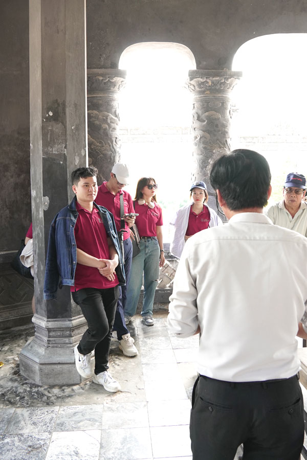 LHLegal khám phá lăng Khải Định