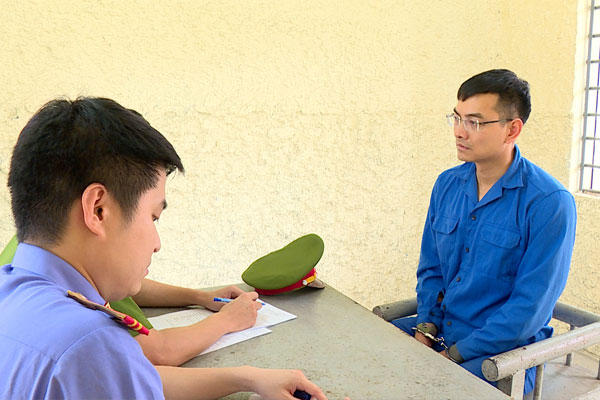 Đối tượng Hồ Văn Khoa tại cơ quan Công an