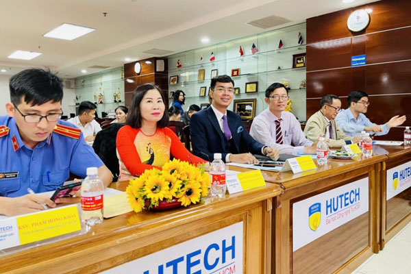 Luật sư Lê Nguyên Hòa là thành viên Giám khảo cuộc thi Chung kết Olympic Pháp luật tại trường ĐH Hutech