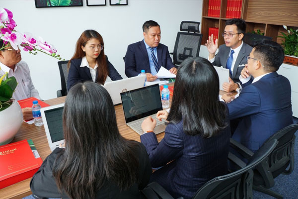 Luật sư Lê Nguyên Hòa chủ trì tại các buổi team-work công ty
