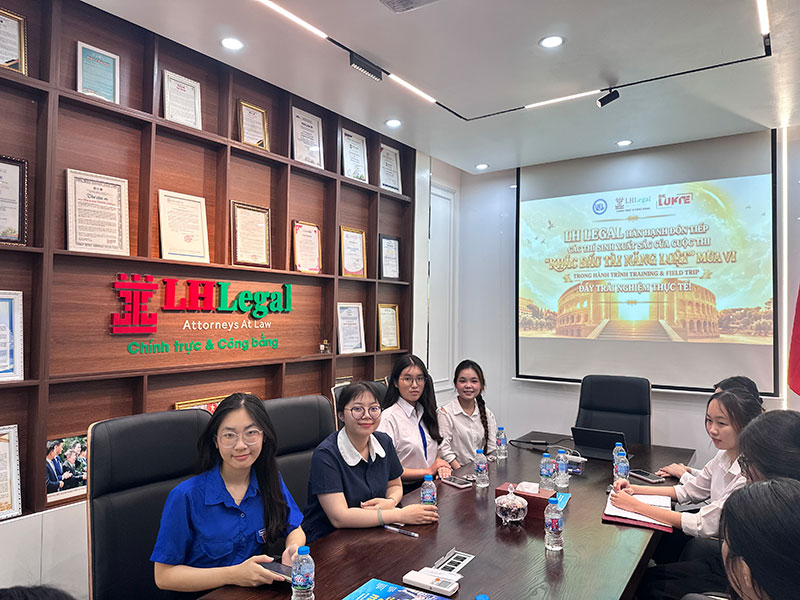 LH Legal cùng thí sinh “Khắc dấu Tài năng Luật” mùa VI trong buổi Training & Field Trip thực tế